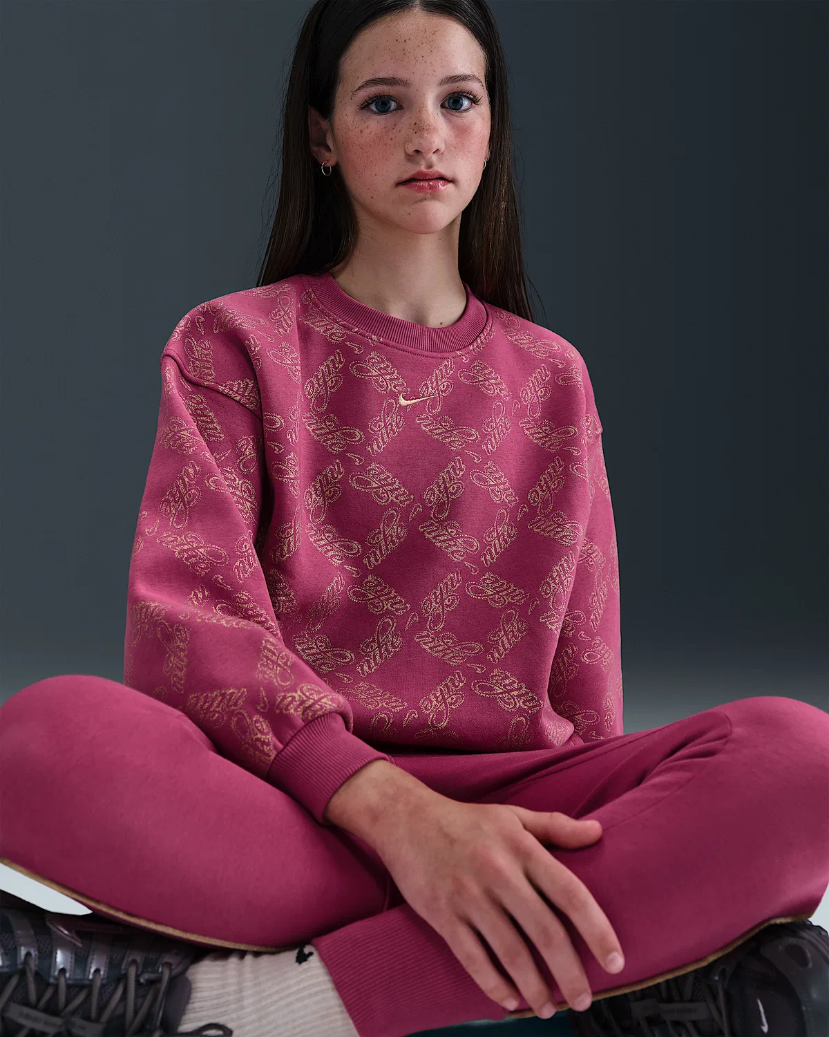 Детская (для девочек) оверсайз принтованная толстовка Nike Sportswear Club Fleece, Sweet Beet/Metallic Gold — фото 3