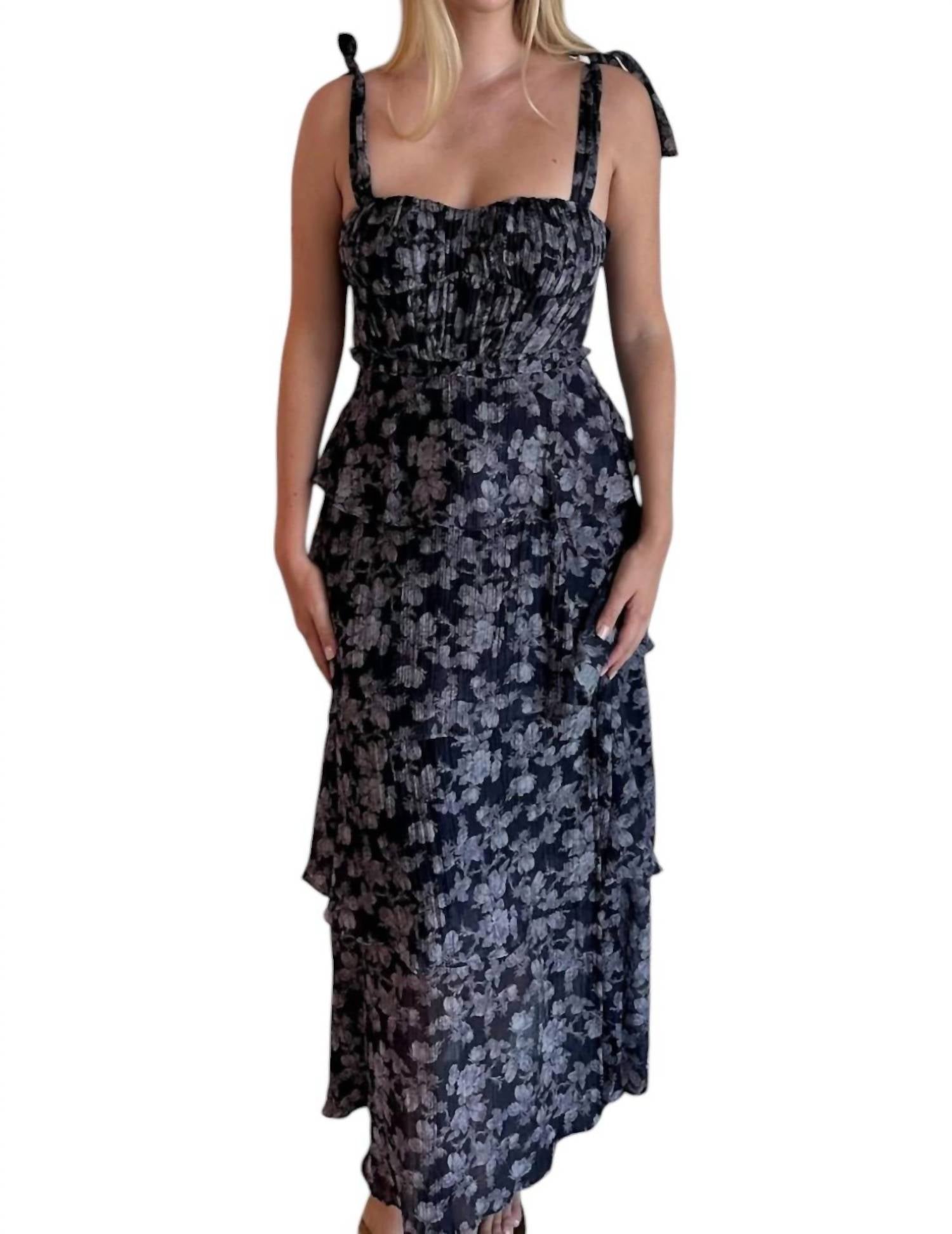 

Платье Mellorie в сером цветочном узоре ASTR, цвет grey floral
