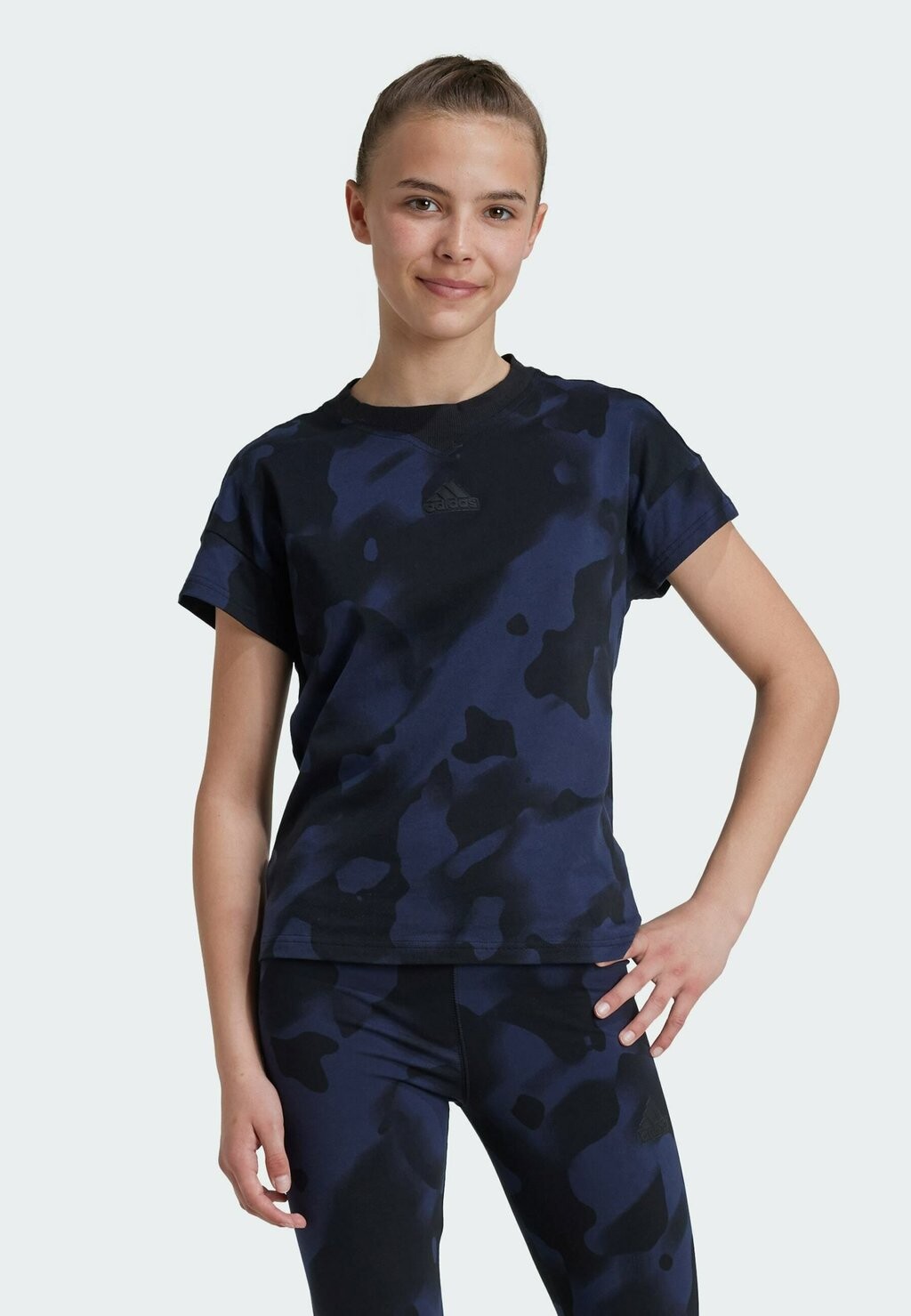 

Футболка с принтом Future Icons Camo adidas Sportswear, черная легенда чернильно-черная