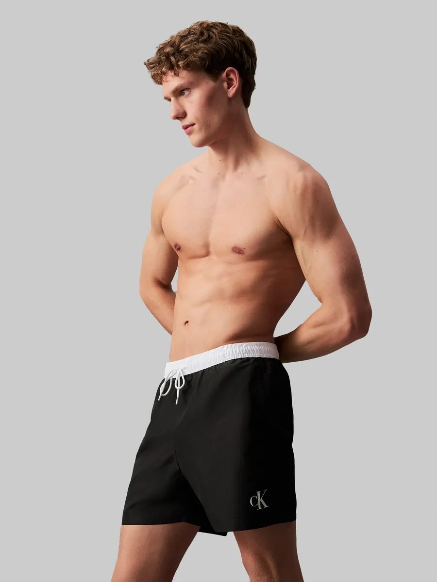 

Купальные шорты Calvin Klein Swimwear "СРЕДНЯЯ КУЛИСКА", с принтом логотипа, черный