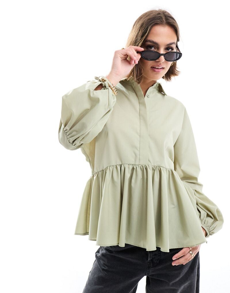 

Светлая хаки-рубашка с баской с заниженной талией ASOS DESIGN