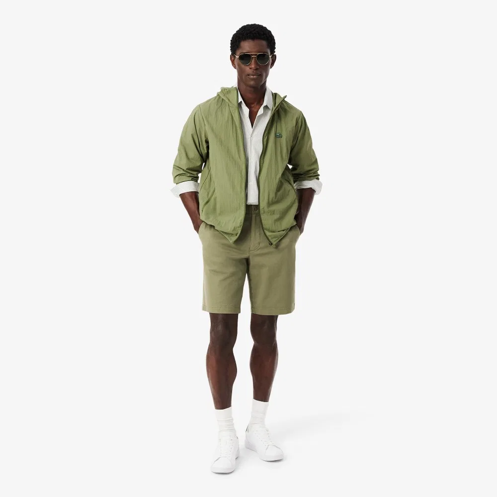 Мужские твиловые шорты-чиносы бермуды цвета хаки от Lacoste — фото 4