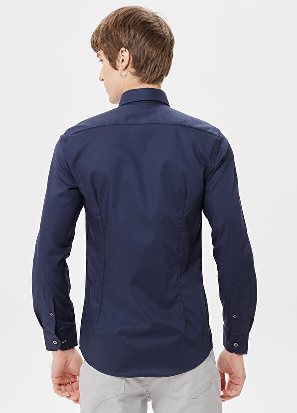 Приталенная темно-синяя мужская рубашка Lacoste — фото 2