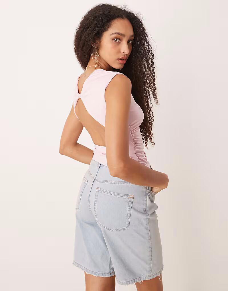 

Топ Gina Tricot с короткими рукавами и открытой спиной розового цвета
