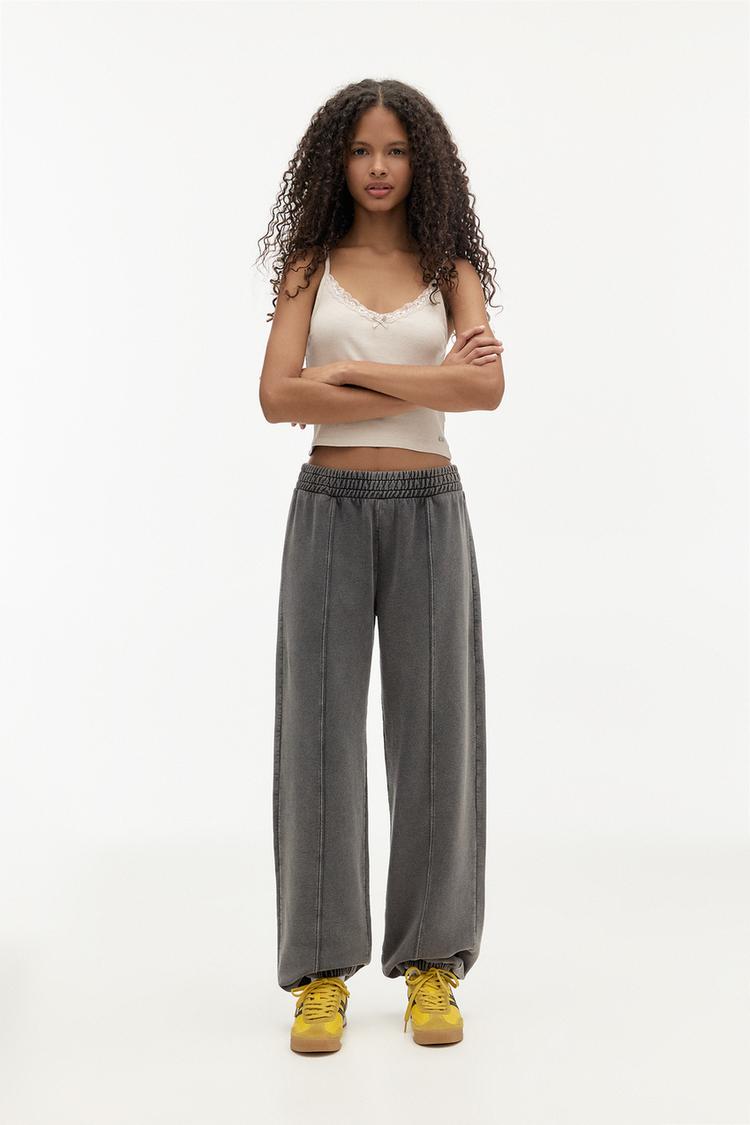 

Спортивные брюки с декоративными швами Pull And Bear, черный
