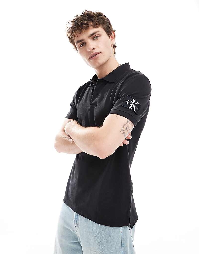 

Calvin Klein Jeans – черная рубашка-поло с нашивкой