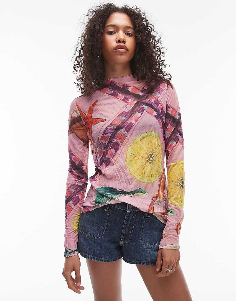 

Топ Topshop – с длинными рукавами, ярким принтом ракушек и жатой текстурой