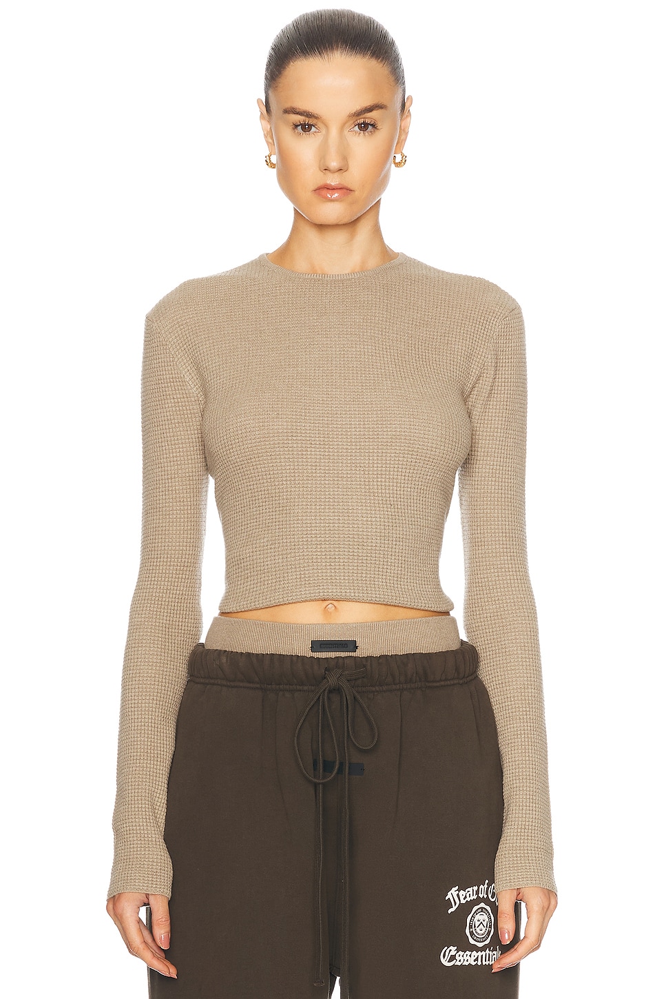 

Приталенный свитер Fear of God ESSENTIALS, цвет Desert Sand
