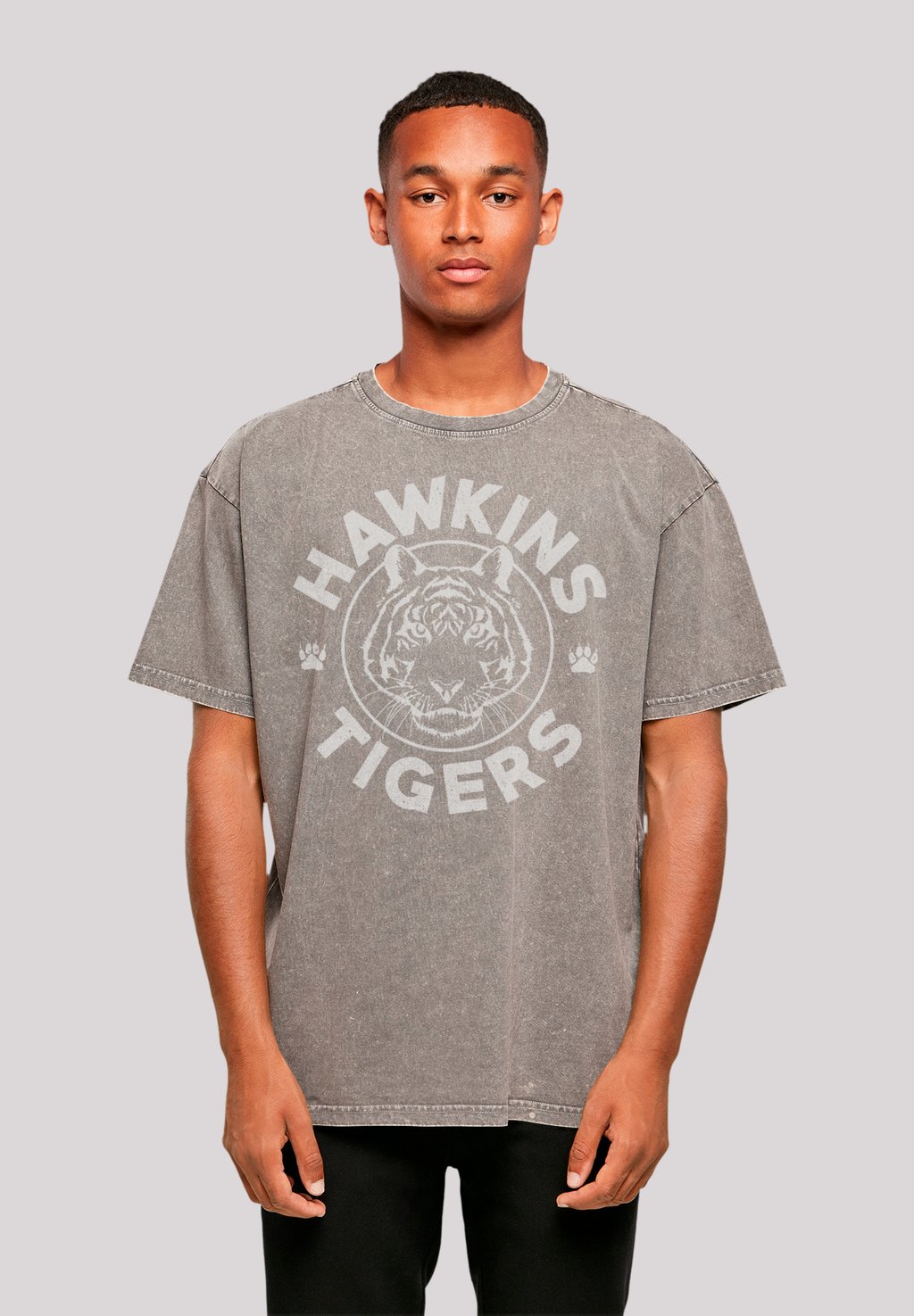 

Футболка с принтом STRANGER THINGS HAWKINS TIGER NETFLIX TV SERIES F4NT4STIC, серый