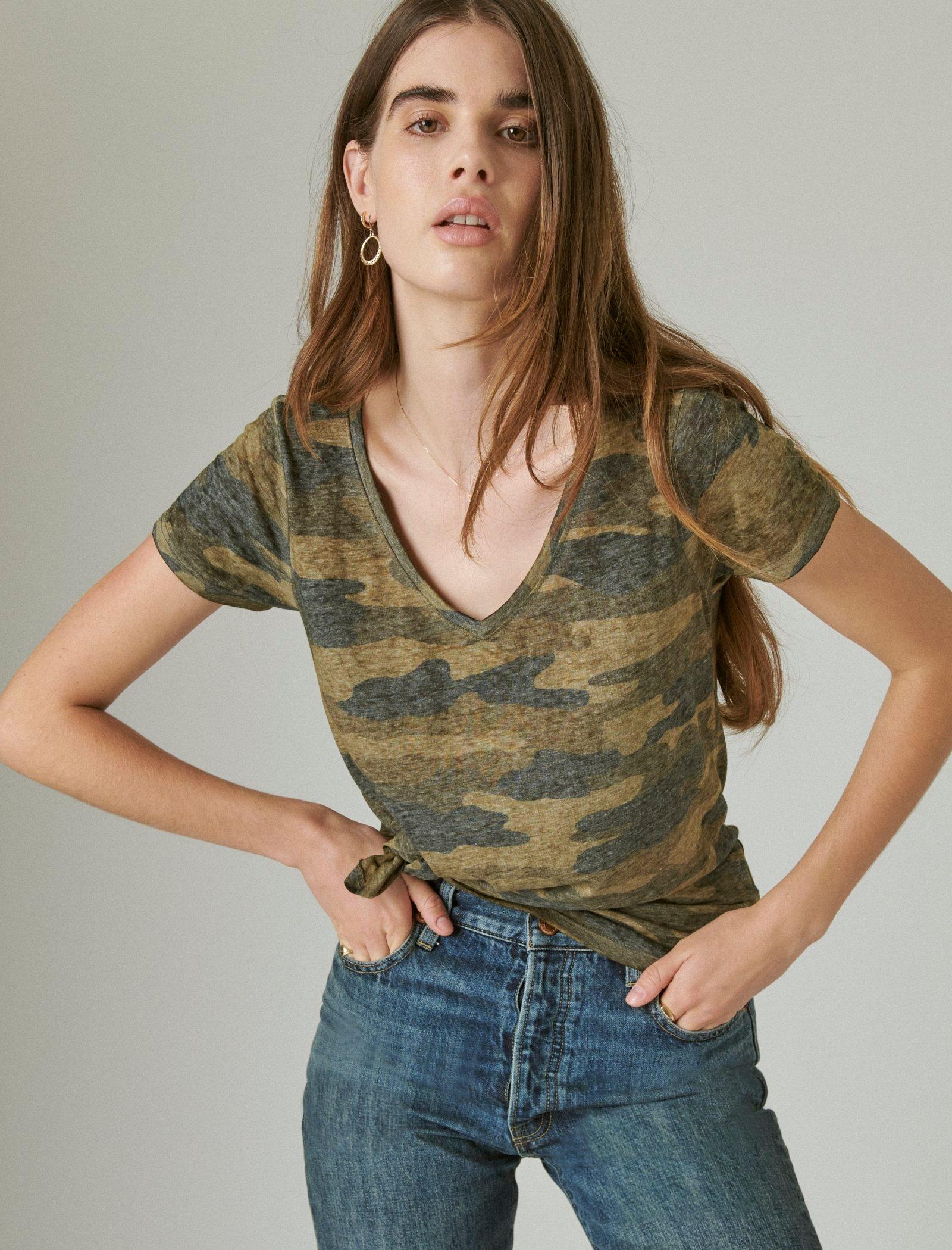 

Женская футболка Lucky Brand с V-образным вырезом и камуфляжным принтом, светло-зеленый