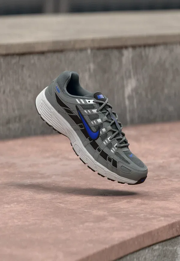 Кроссовки Nike Sportswear P 6000 ess+, дымчато-серый/гоночный синий/светлый дымчато-серый/платиновый оттенок/черный