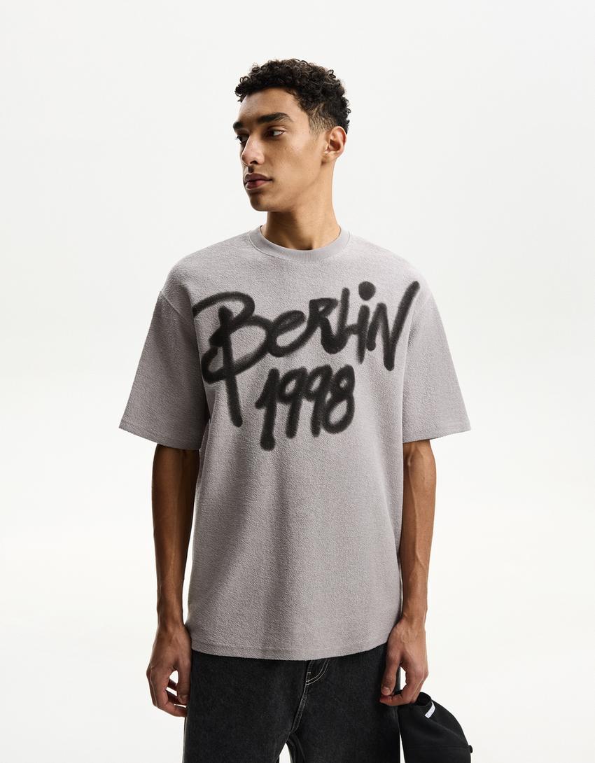 

Футболка из плюша с короткими рукавами и принтом Bershka, серый
