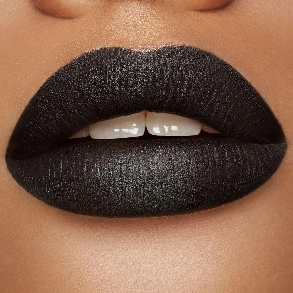 Матовая помада KIKO Milano Velvet Passion | Кремовая матовая помада, 325 Black — фото 3