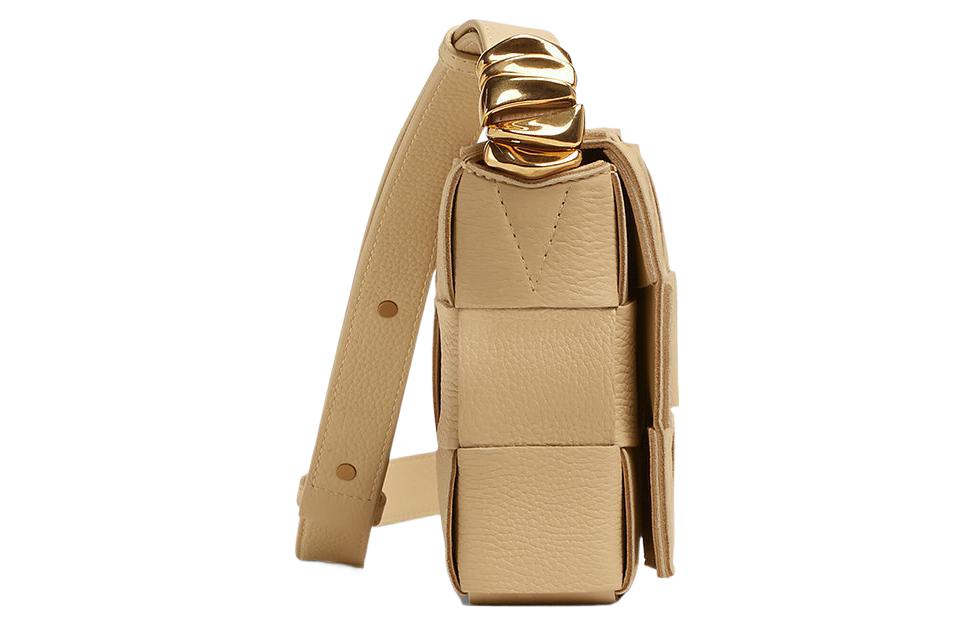 Кожаная сумка-тофу кассетная через плечо унисекс бежевая Bottega Veneta — фото 2