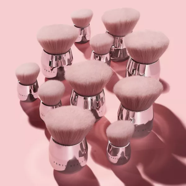 Кисть кабуки для лица и тела 160 Fenty Beauty By Rihanna — фото 2