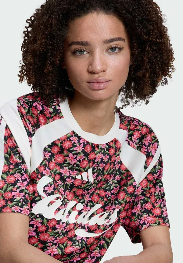 Футболка Adidas x farm rio house of tiro jersey print t-shirt Adidas Sportswear, черный/кремово-белый/мультиколор — фото 3