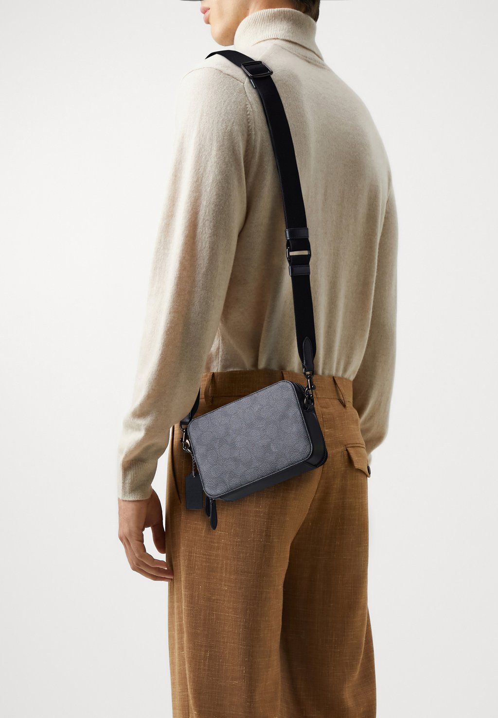 

Сумка через плечо CHARTER CROSSBODY IN SIGNATURE Coach, цвет charcoal