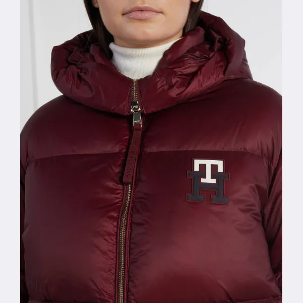 Пуховик стандартного кроя с монограммой и логотипом Tommy Hilfiger, бургунди — фото 2