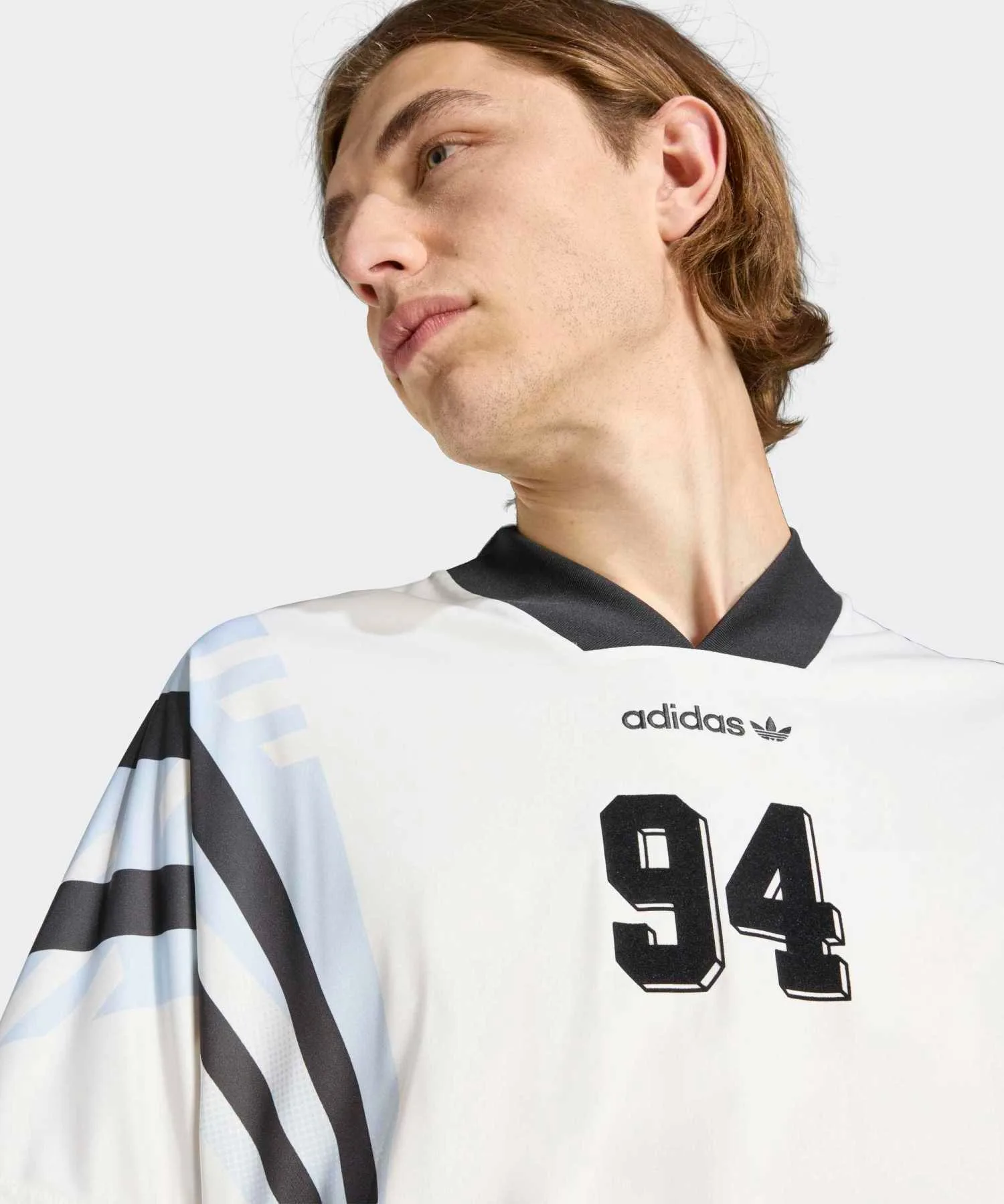 Унисекс футболка с V-образным вырезом adidas Originals Santiago AOP белая — фото 4