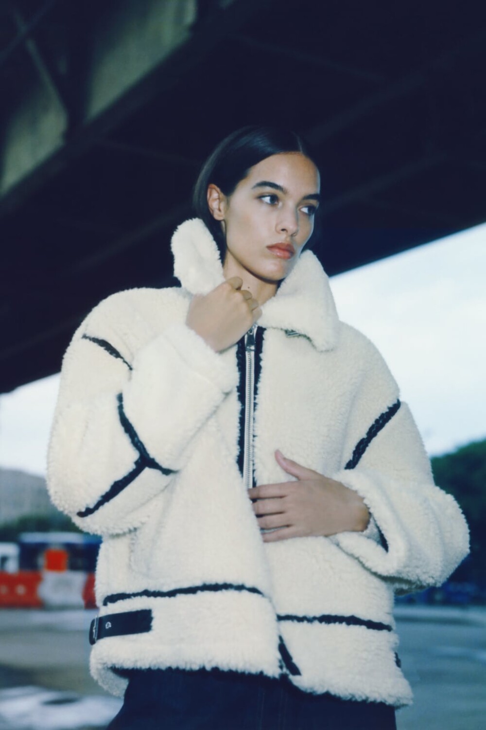 

Байкерская куртка из искусственного меха ZARA, экрю