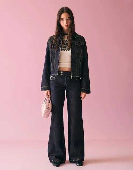 

Синие мешковатые джинсы с принтом Bershka