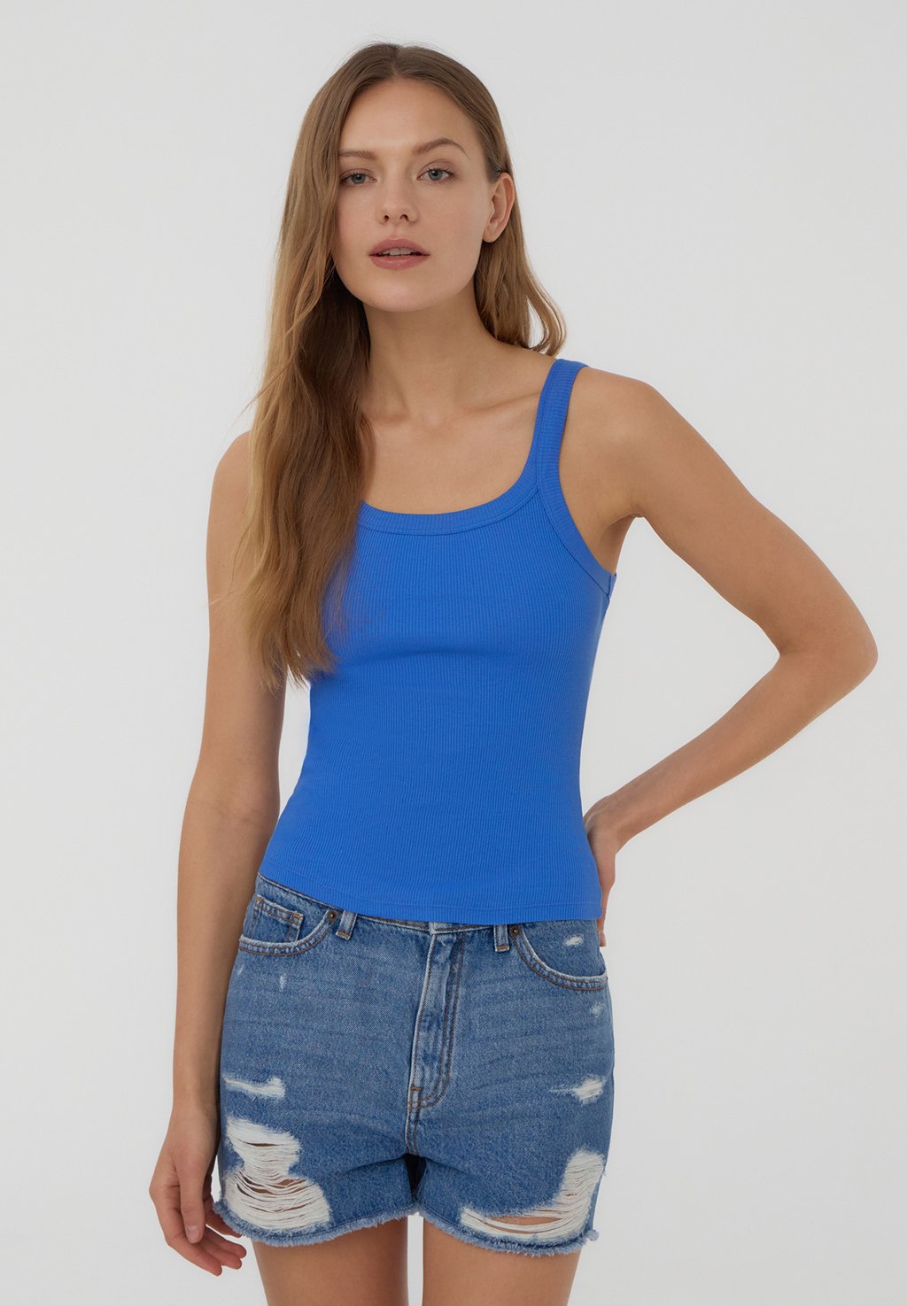 

Топ SLEEVELESS WITH A WIDE NECKLINE IN SOLID Terranova, синий