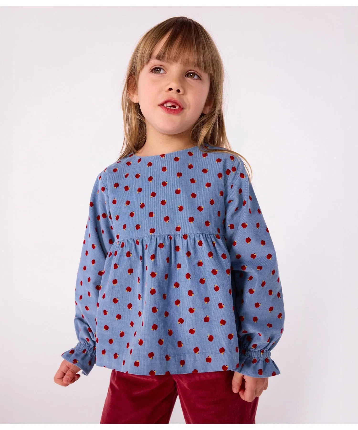 Детская хлопковая блузка с длинными рукавами PETIT BATEAU с рисунком яблока светло-голубая