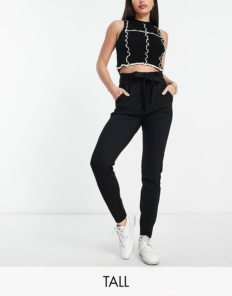 

Vero Moda Tall – Черные зауженные брюки в виде бумажного пакета с завязывающимся поясом