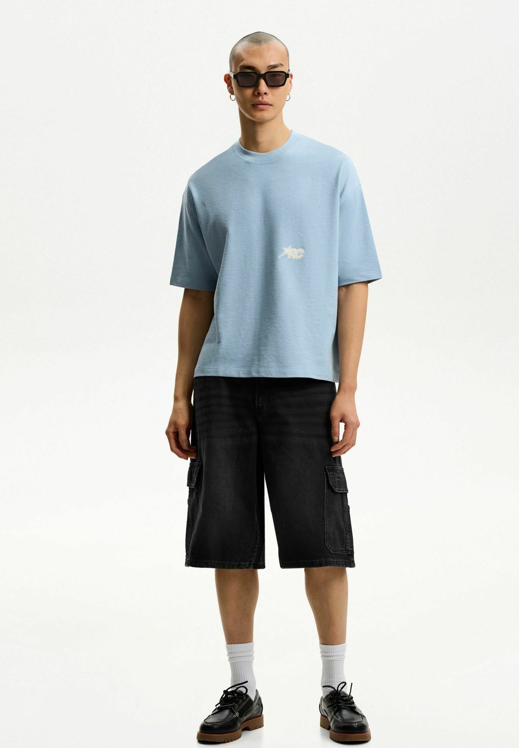 

Джинсовые шорты BAGGY CARGO Bershka, черный