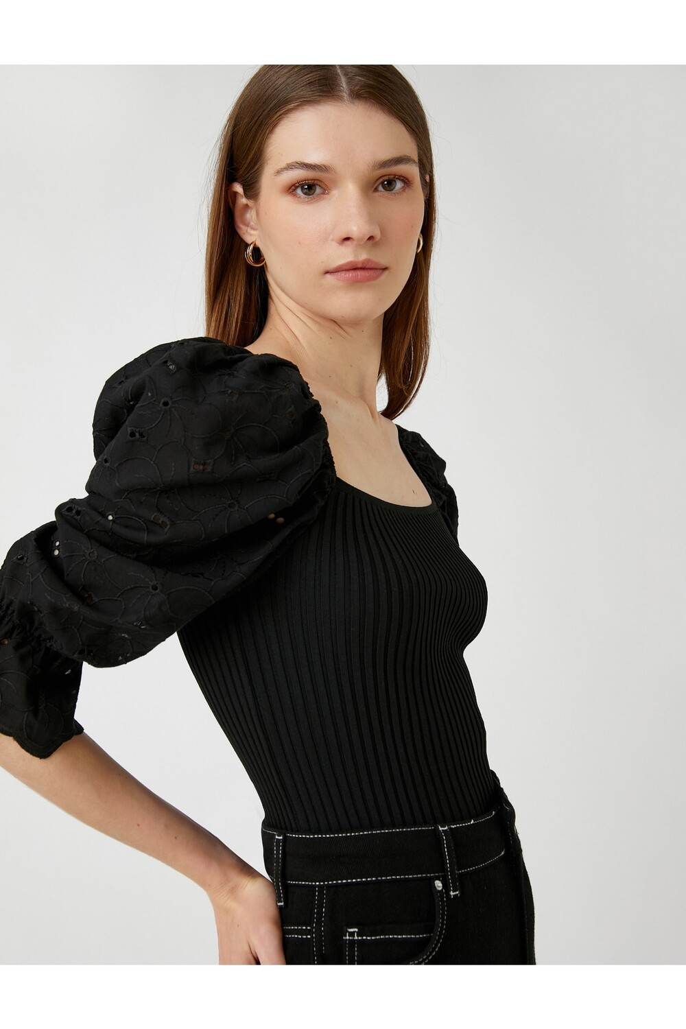 

Свитер из трикотажа в рубчик с квадратной вышивкой и квадратным воротником Koton, черный