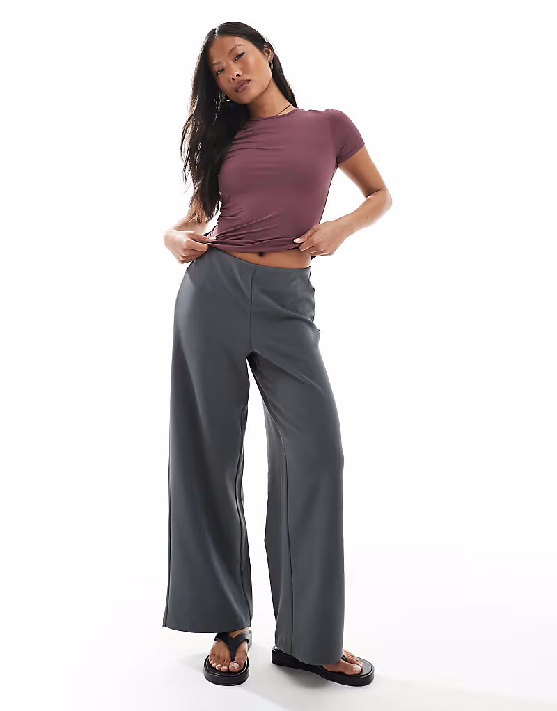 

Свободные брюки Vero Moda Petite в тонкую серую полоску