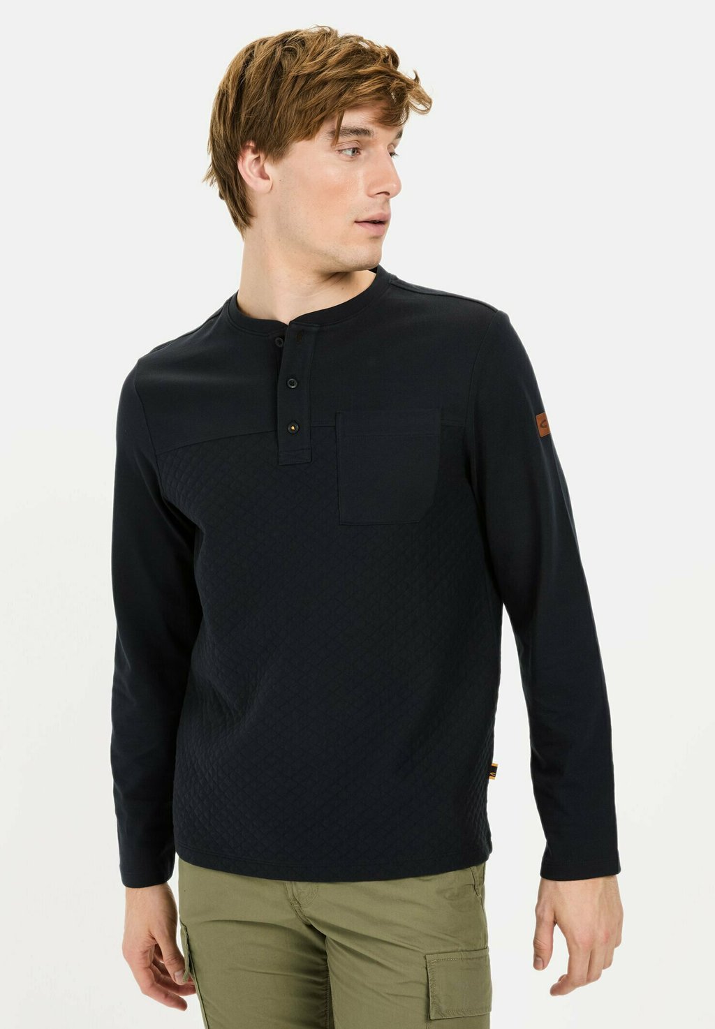 

Лонгслив HENLEY MIT BRUSTTASCHE camel active, темно-синий