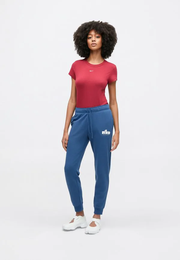 Простая футболка Nike Sportswear, Team Crimson/White — фото 3