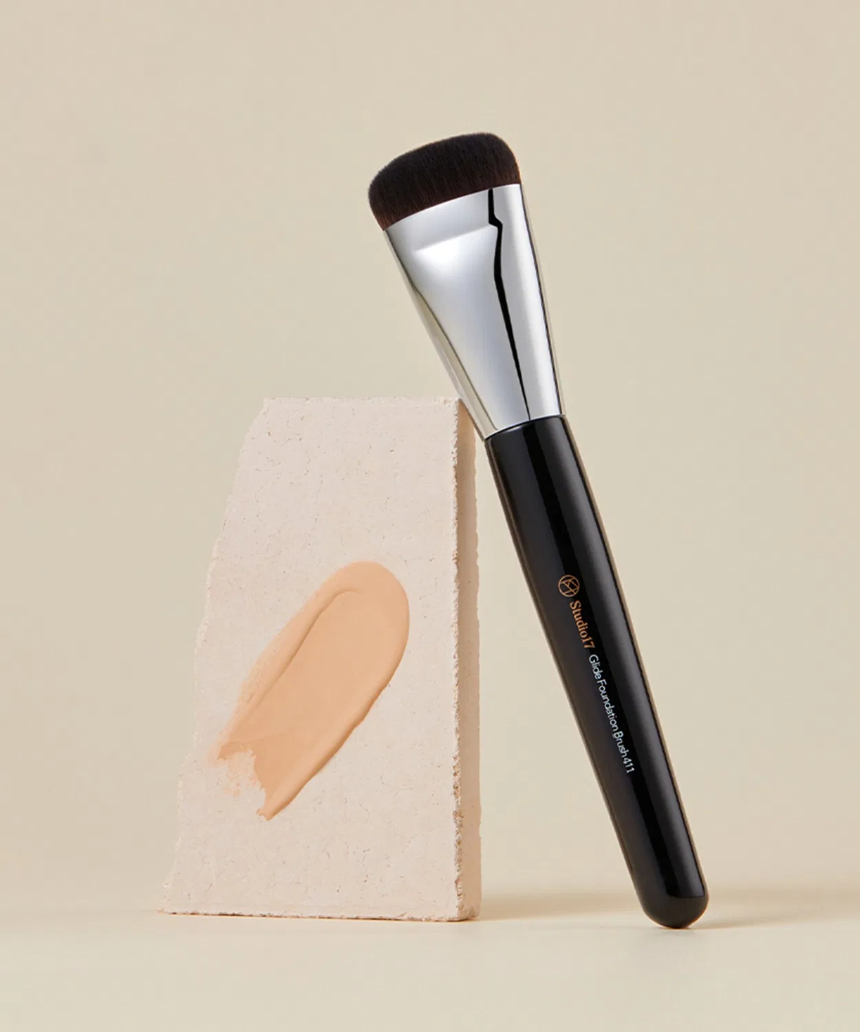 Кисть для тонального крема studio17 Glide Foundation Brush 411, 0.06 мм микроворс