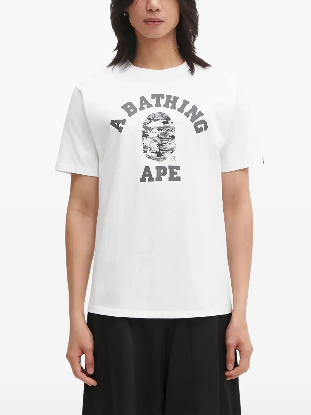 

Футболка с графическим принтом "Колледж" и камуфляжным узором "Пальмовое дерево" A Bathing Ape, белый