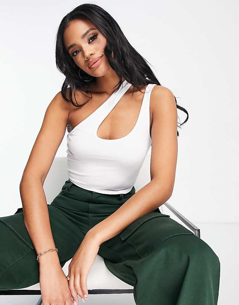 

ASOS DESIGN – Короткий асимметричный топ белого цвета с бретелями =f и декоративным вырезом