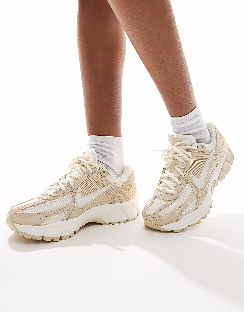 Кроссовки Nike Zoom Vomero 5 бежевого и белого цветов
