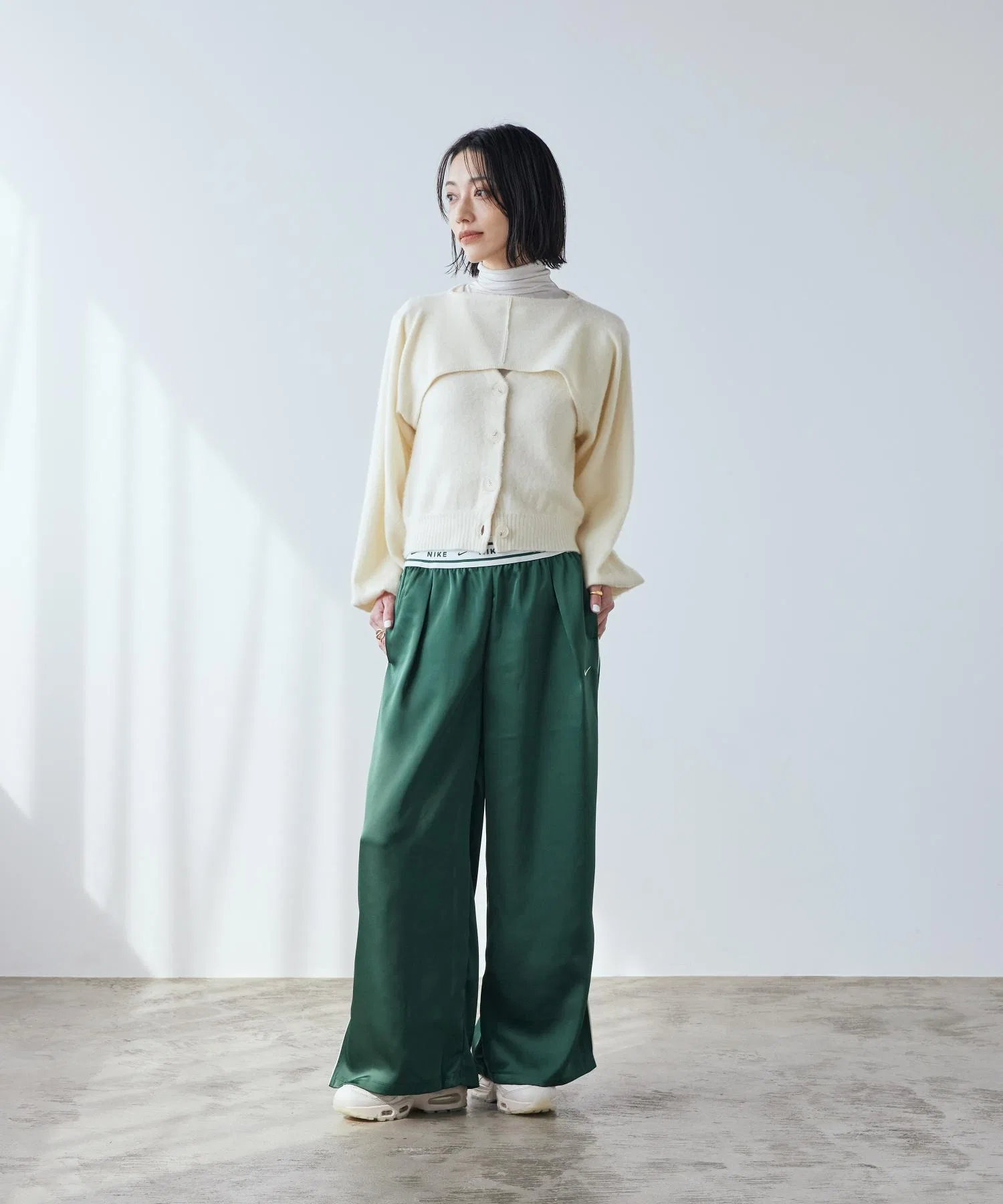 Женские брюки Nike Sportswear Loose Mid-Rise Satin Pants — фото 4