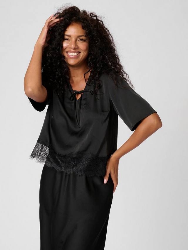 

Блузка Hilda с кружевной отделкой KAFFE, Black