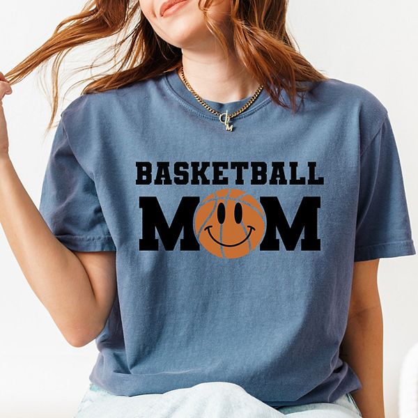 

Футболка с принтом "Basketball mom" и улыбающимся лицом, окрашенная в стиле garment dyed Simply Sage Market, Blue Jean