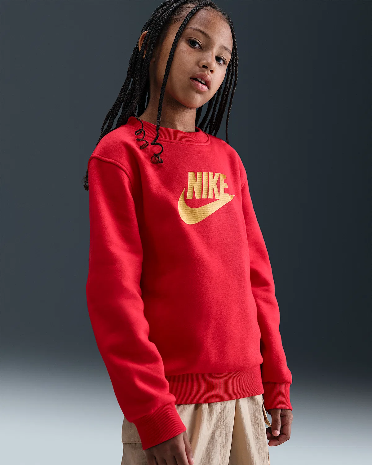 Детская толстовка с круглым вырезом Nike Sportswear Club Fleece, University Red/Metallic Gold — фото 2