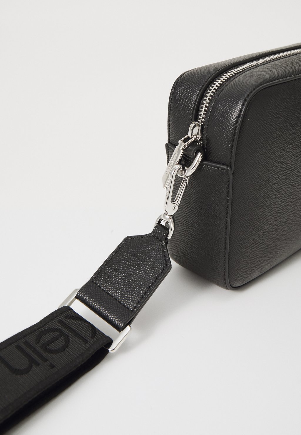 

Сумка через плечо SMALL CAMERA BAG Calvin Klein, черный