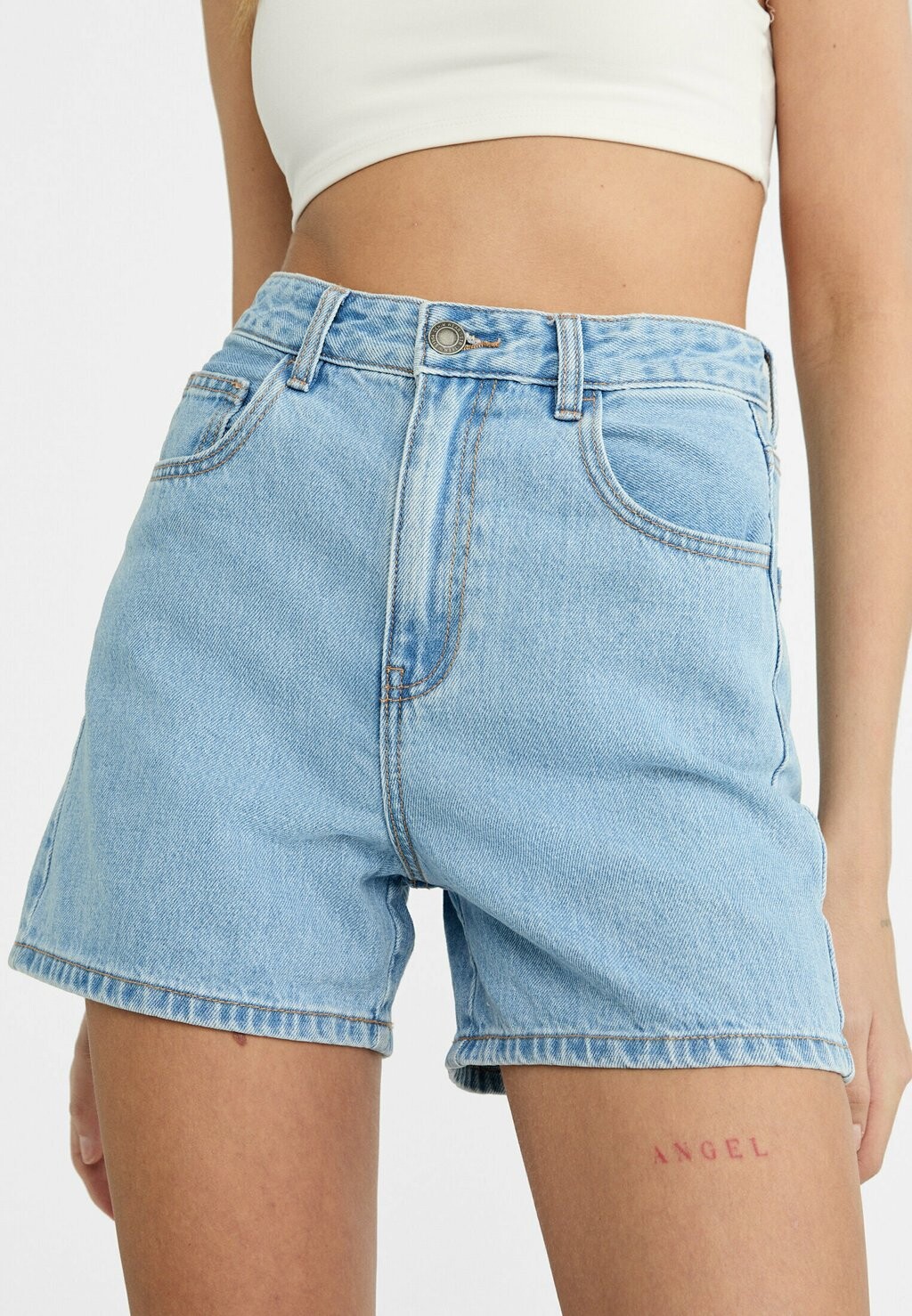 

Джинсовые шорты Mom Bermuda Stradivarius, светло-голубые