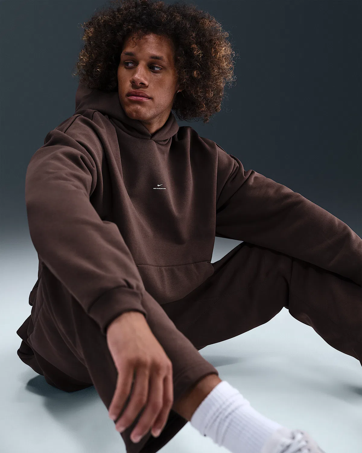 Мужская флисовая баскетбольная худи-пуловер Nike Standard Issue Therma-FIT, Baroque Brown/Pale Ivory/Pale Ivory — фото 3