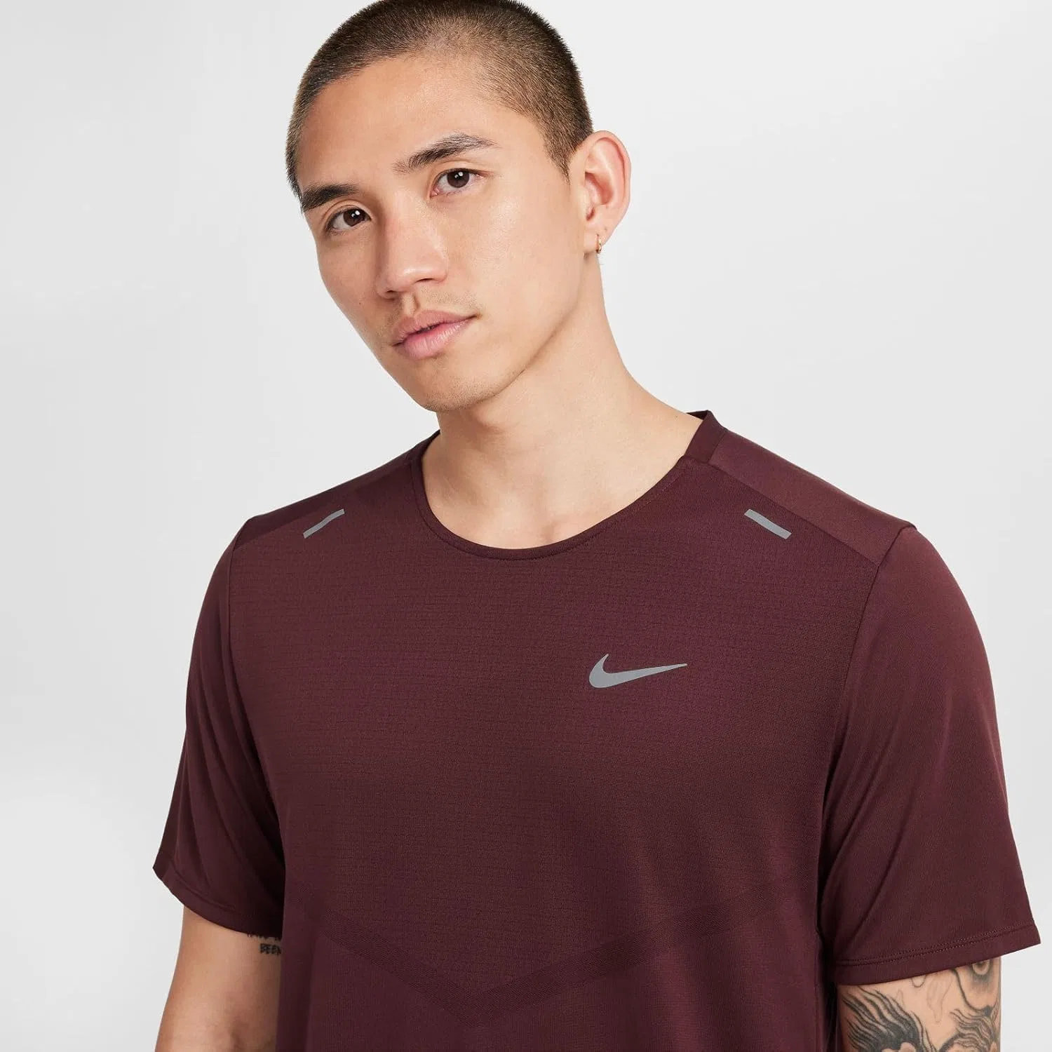 Футболка для бега Nike Rise 365 мужская, короткий рукав, технология Dri-FIT, цвет Burgundy Crush, размер S — фото 4