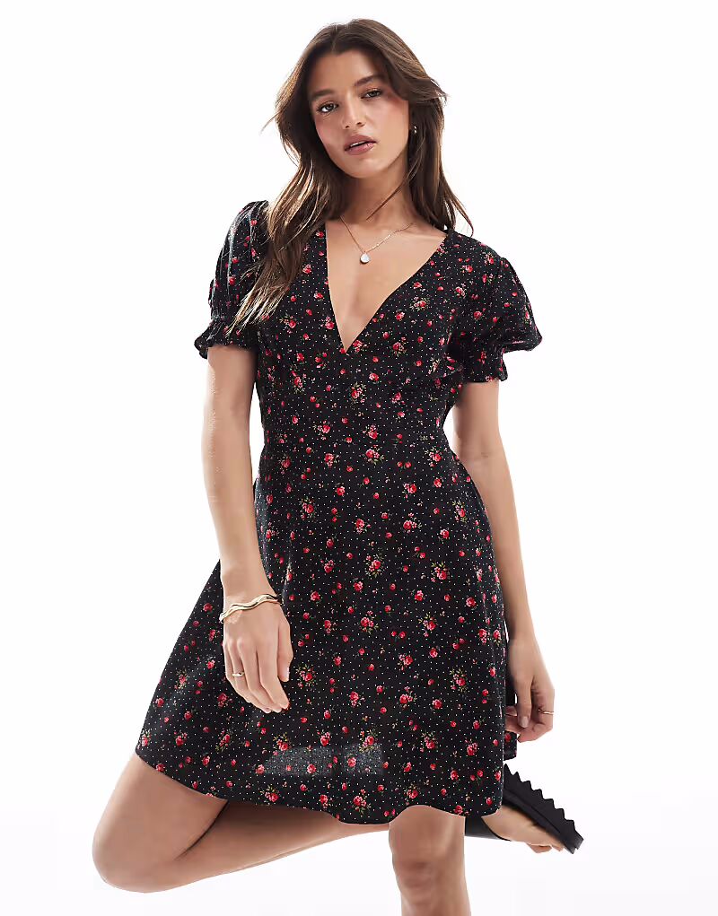 

Платье-мини с V-образным вырезом Miss Selfridge с принтом в виде сердца черного цвета