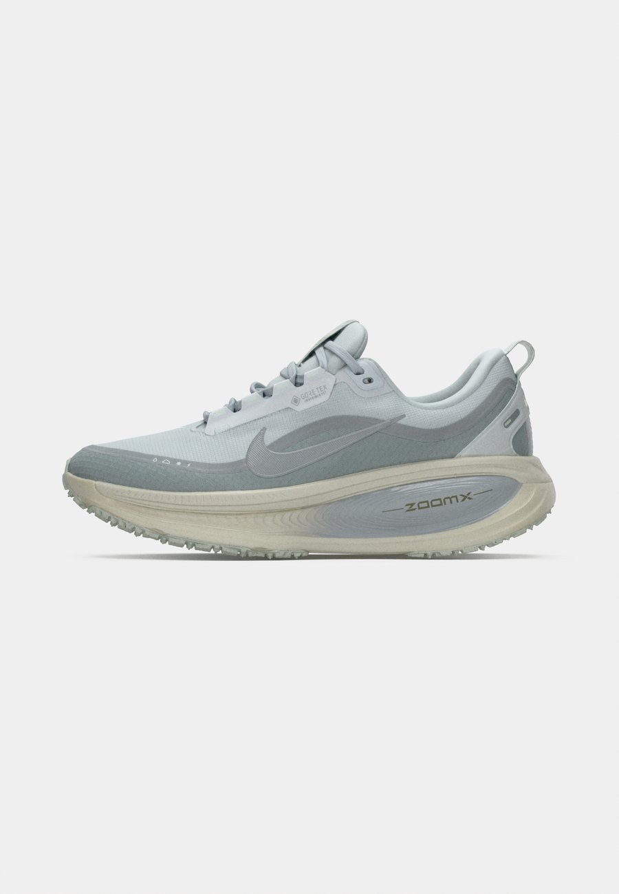 Кроссовки Nike Performance VOMERO 18 GTX, Pure Platinum-Coloured/Metallic Silver-Coloured/Light Pumice/Barely Green/Black — фото 2