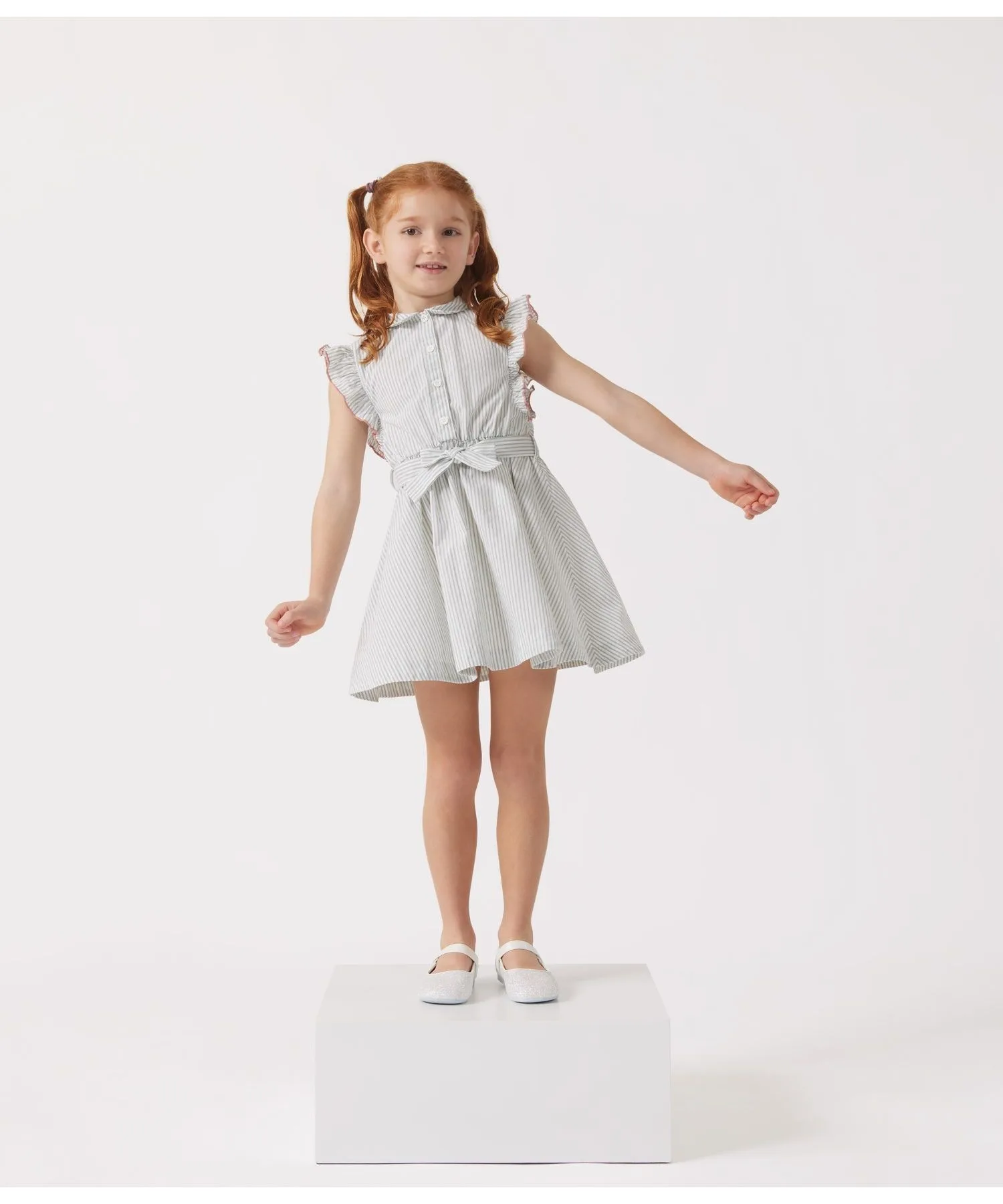 Детское платье с рюшами на рукавах и поясом-лентой PETIT BATEAU бело-зелёное