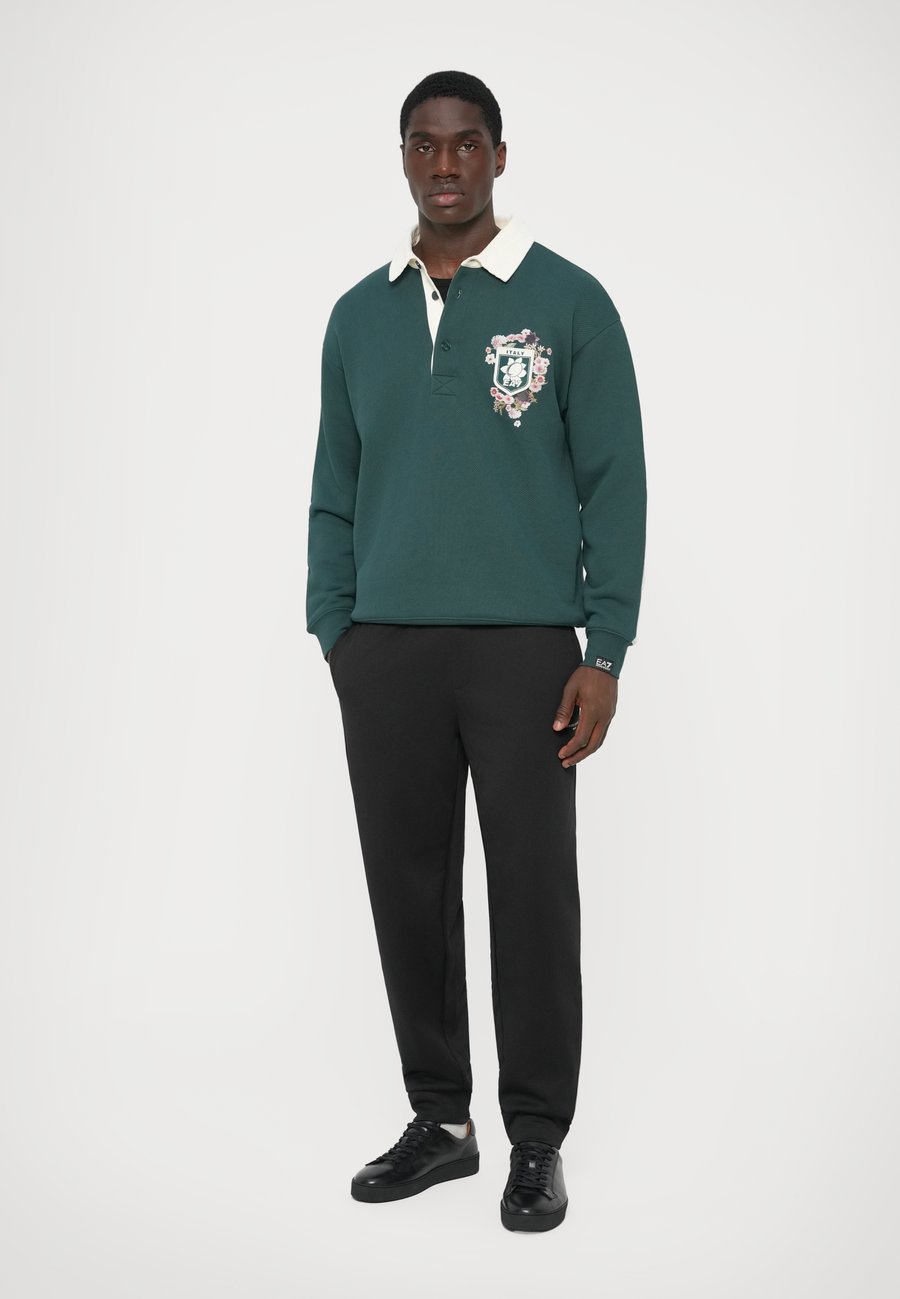 

Толстовка EA7 Emporio Armani TRAIN CLUB HOUSE BUTTONERD RUGBY UNISEX, Ponderosa Pine/Evergreen, Зеленый, Толстовка EA7 Emporio Armani TRAIN CLUB HOUSE BUTTONERD RUGBY UNISEX, Ponderosa Pine/Evergreen