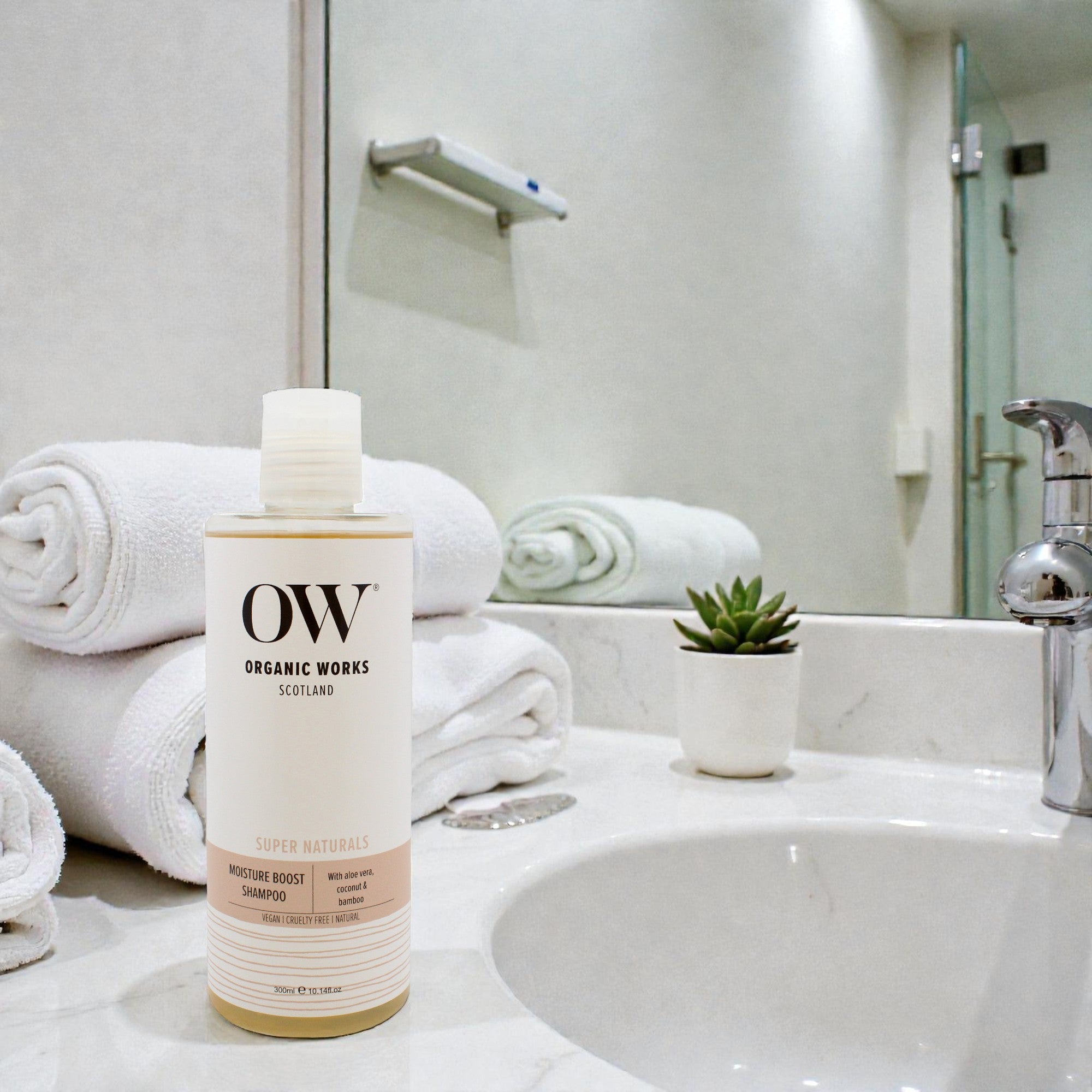 Увлажняющий шампунь Super Naturals Moisture Boost от Organic Works, подходит для мужчин и женщин - 10,14 унций (300 мл), прозрачный — фото 2